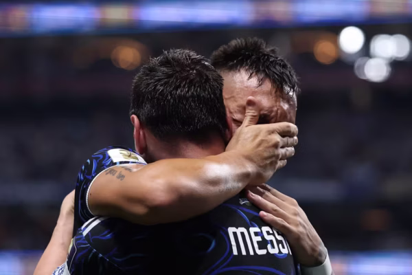 Duas assistências de Messi para gols de Enzo Fernández e Lautaro Martínez, no finalzinho, definiram a vitória da Argentina na semifinal da Copa do Mundo da FIFA 2026™.