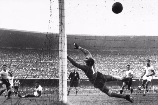 Doze anos depois, em 1950, o Uruguai venceu por 2 a 1 a partida decisiva do quadrangular final no Maracanã e ficou com o título