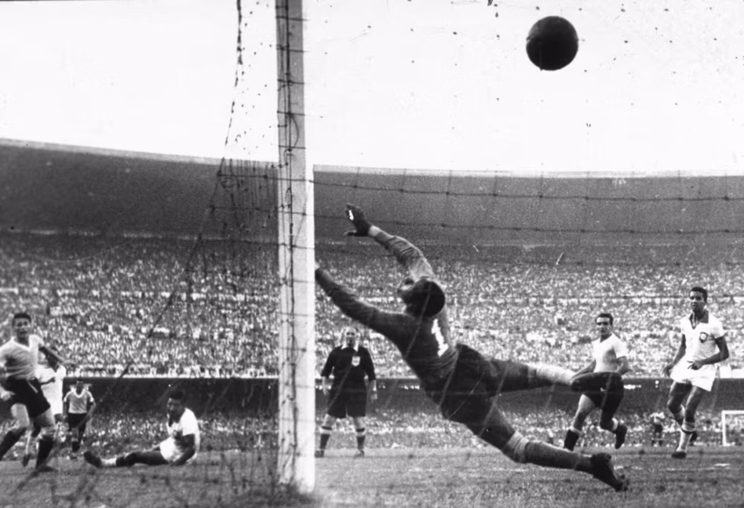 Doze anos depois, em 1950, o Uruguai venceu por 2 a 1 a partida decisiva do quadrangular final no Maracanã e ficou com o título